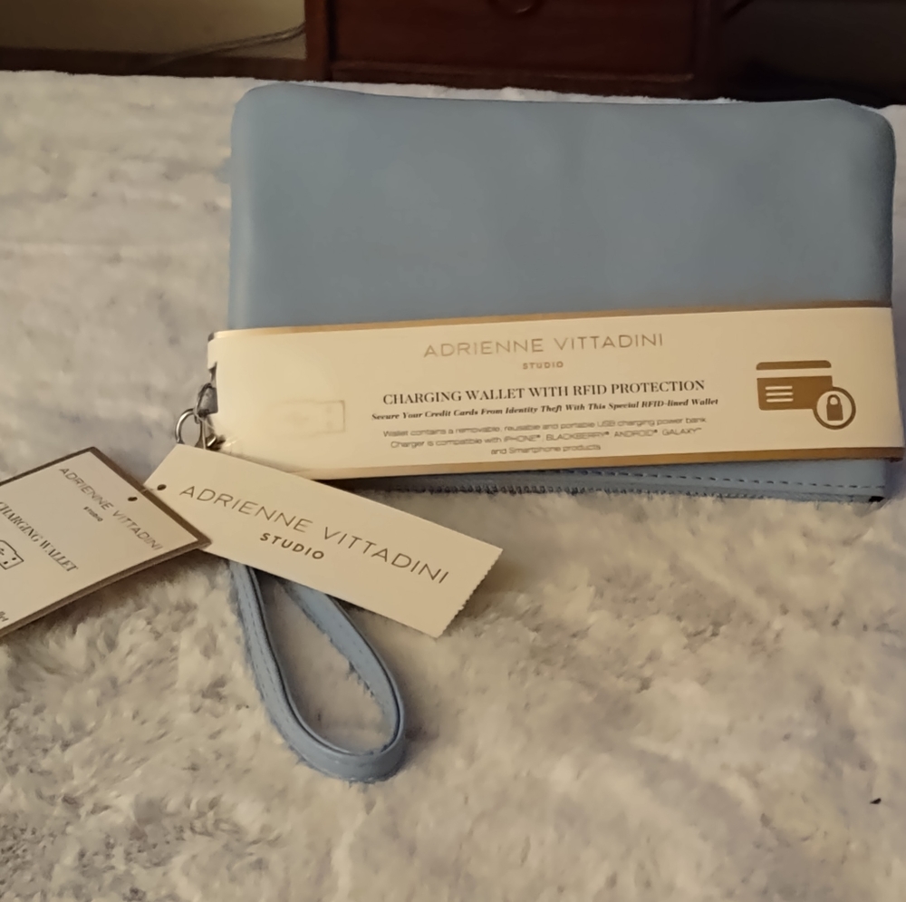 ADRIENNE VITTADINI charging wallet